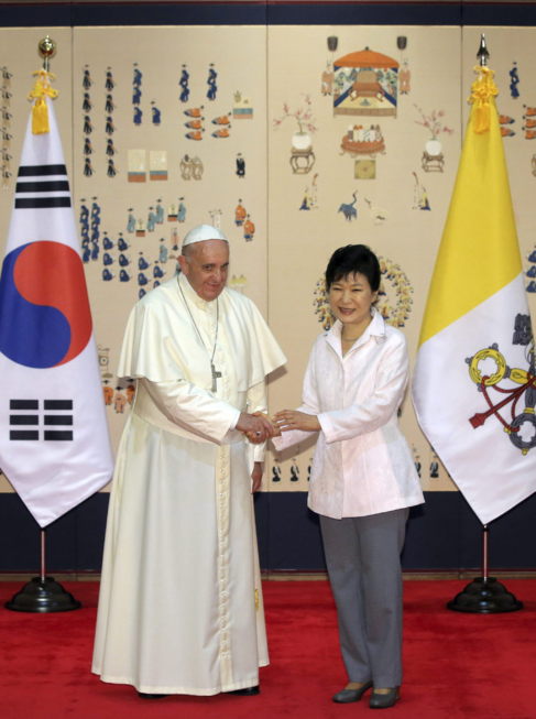 La presidenta surcoreana, Park Geon-hye, estrecha la mano al Papa en...