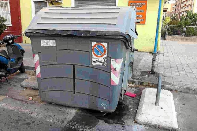Uno de los contenedores de basura de la calle que continan sucios en...