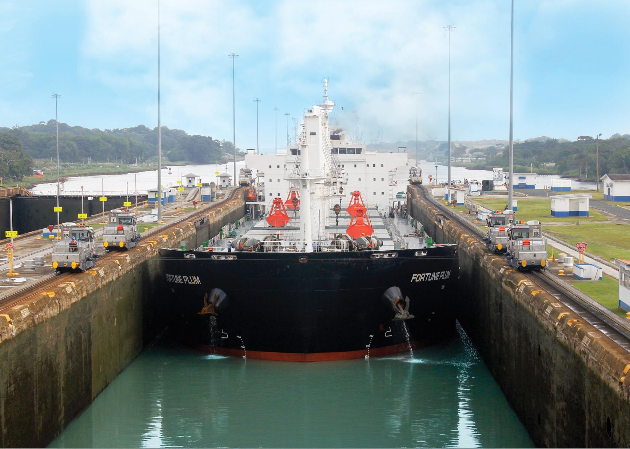 Barco Pasando Por El Canal De Panama