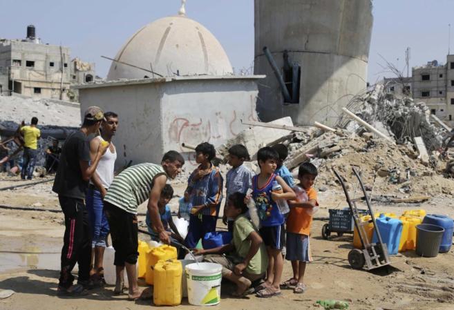 Nios palestinos recogen agua durante los cinco das de tregua en...