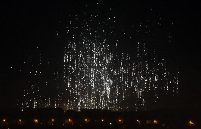restos de bombardeos en el cielo de Donetsk,