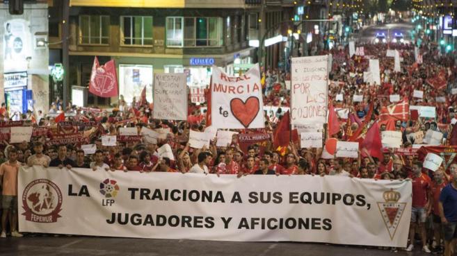 Manifestacin de la aficin del Real Murcia.