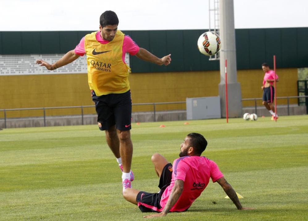 Dani Alves ya 'sufre' en los entrenamientos con el uruguayo.