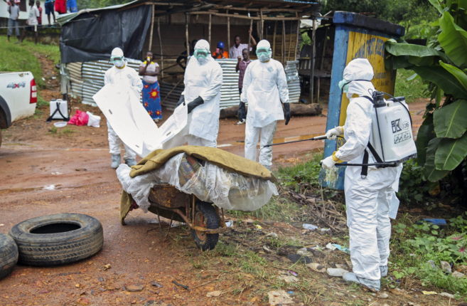 Varias enfermeras liberianas desinfectan una vctima del bola en...