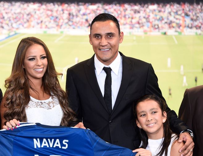 Keylor Navas, el nuevo portero del Real Madrid, con su esposa Andrea...