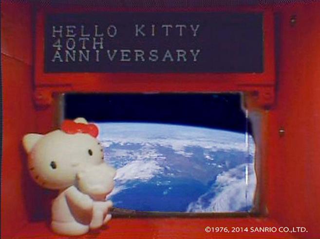 Hello Kitty en la ventanilla del satlite "Hodoyoshi 3"