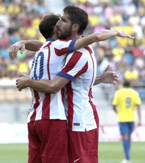 Ral Garca celebra con Juanfran el gol ante el Cdiz.