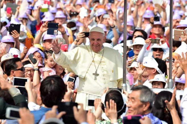 El Papa llega a la plaza central de Sel.