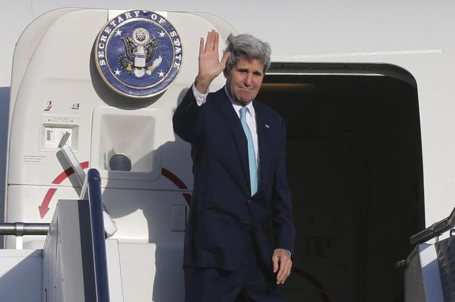 Imagen reciente de John Kerry a punto de embarcar en su avin.