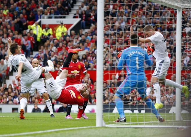 Wayne Rooney marc de tijera el gol del United.