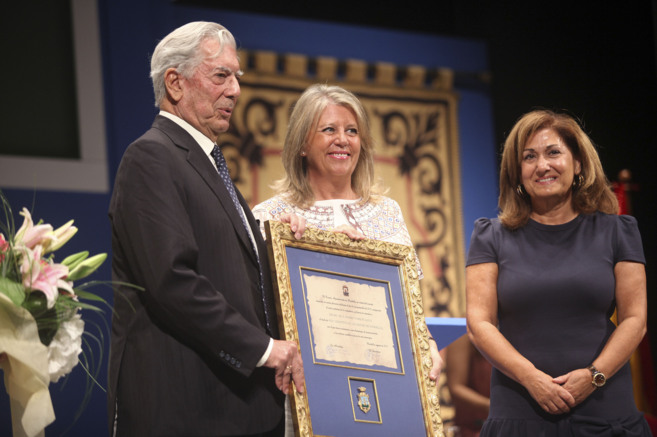 El escritor Mario Vargas Llosa con la alcaldesa de Marbella y la...