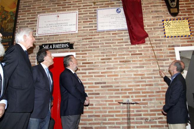 Ibon Areso, alcalde de Bilbao, descubre la placa.