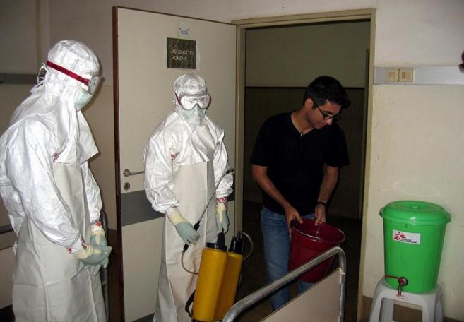 Especialistas desinfectan un centro sanitario en Luanda, tras un brote...