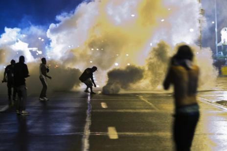 Botes de humo para dispersar manifestantes en Ferguson.