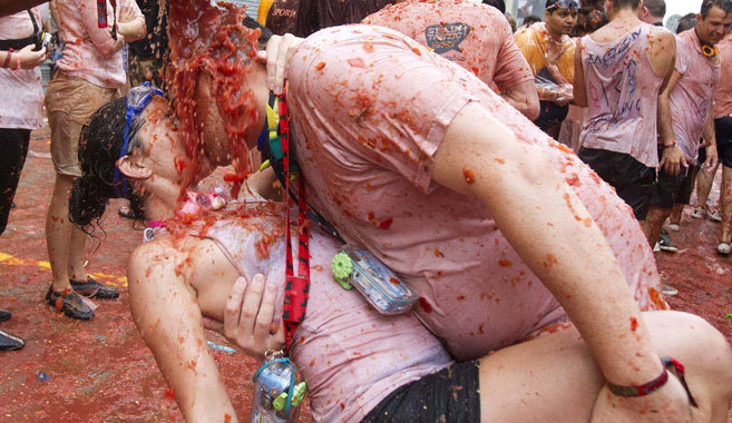 Una pareja se besa durante la fiesta de La Tomatina en Buñol.