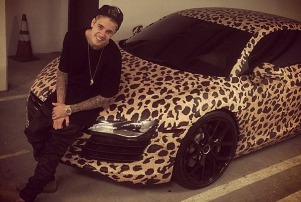 El cario que siente Justin por los coches es tal que incluso les...