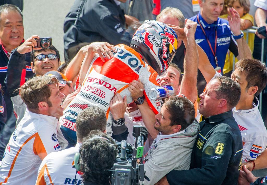 Dani Pedrosa (Repsol Honda) celebra su triunfo en Brno con todo su...