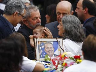Lula da Silva sostiene al hijo de Eduardo Campos, mientras habla con...
