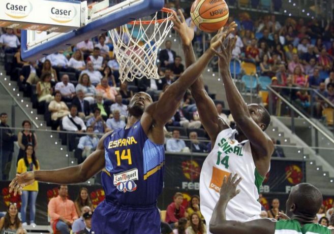 Ibaka captura un rebote ante dos jugadores de Senegal.
