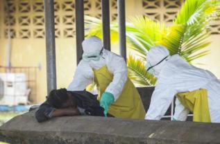 Dos doctores atienden a una persona en  Monrovia.