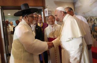 El Papa saluda a uno de los asistentes a su ltima misa.