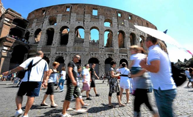 Turistas visitan el Coliseo de Roma.