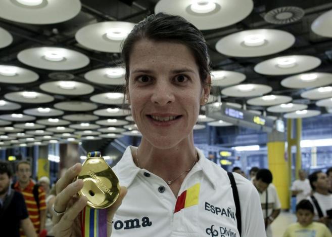 La atleta Ruth Beitia muestra su medalla de oro en su llegada a...