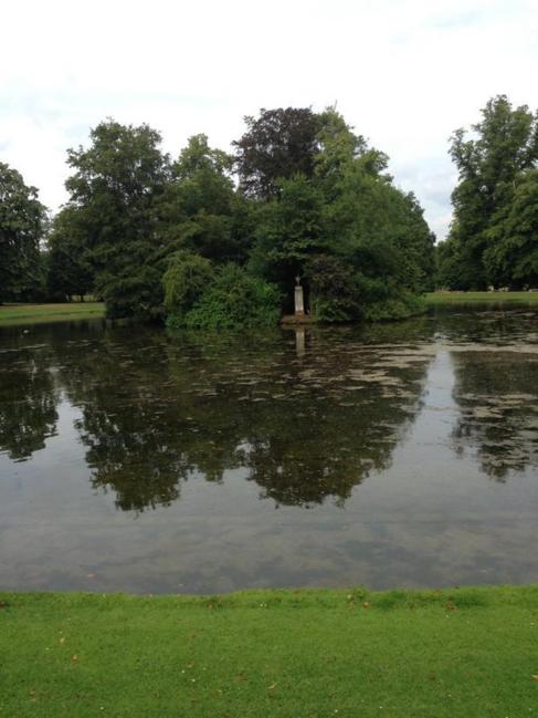 Algas en el lago que rodea a la tumba de Diana.