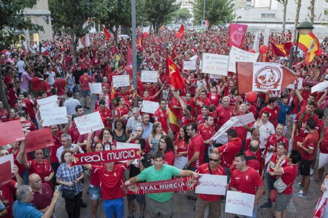 Cerca de cinco mil aficionados se manifestaron para salvar al Murcia.