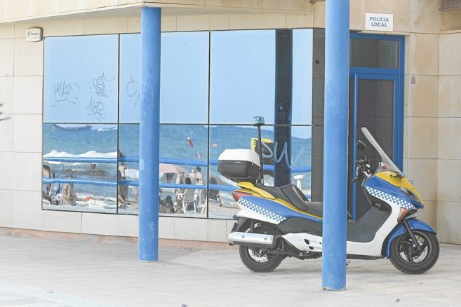 Vehculo estacionado en el reten del playa del Postiguet en Alicante