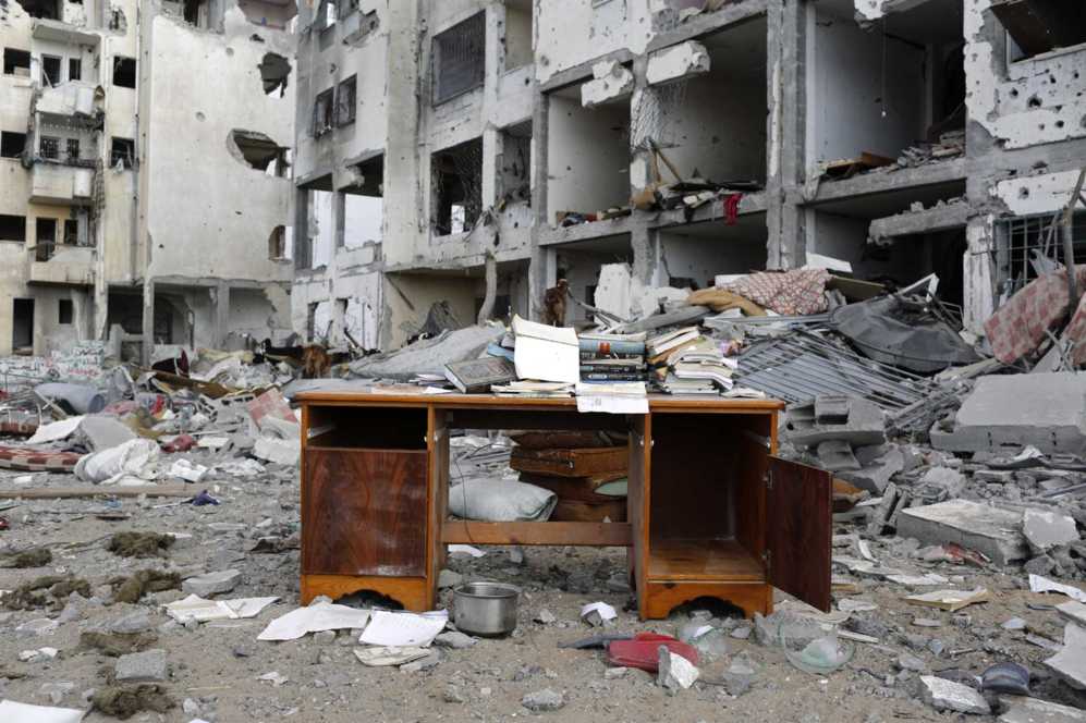 Un escritorio se encuentra en medio de los escombros de los edificios...