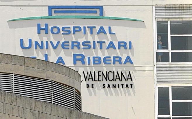 Fachada principal del Hospital de la Ribera en Alzira.