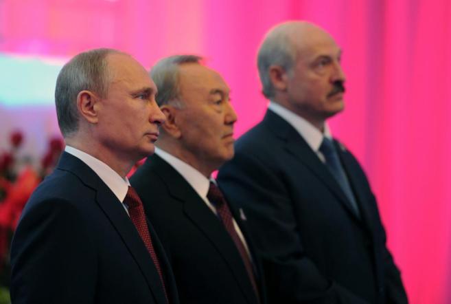 Los presidentes de Rusia, Kazajistán y Bielorrusia, durante la firma...