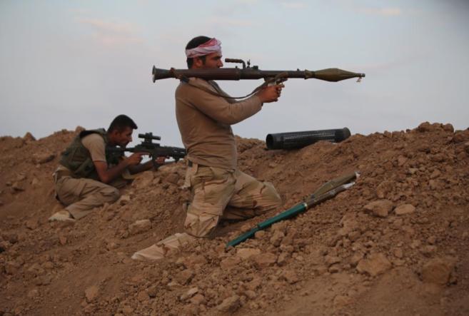 Soldado 'peshmerga' dispara un lanzacohetes contra una...