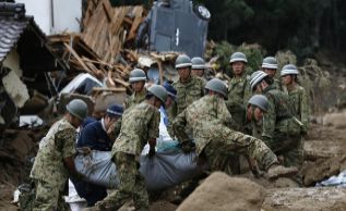 Soldados transportan un cadver en Hiroshima.