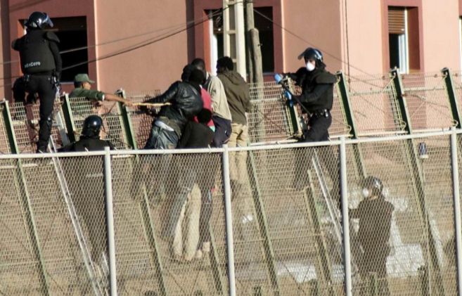 Fuerzas policiales espaolas y marroques intentan impedir un salto...