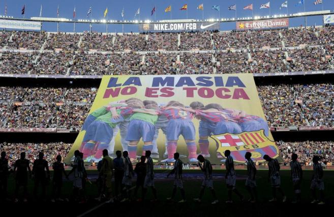 Tifo en el Camp Nou apoyando la poltica de cantera del club.