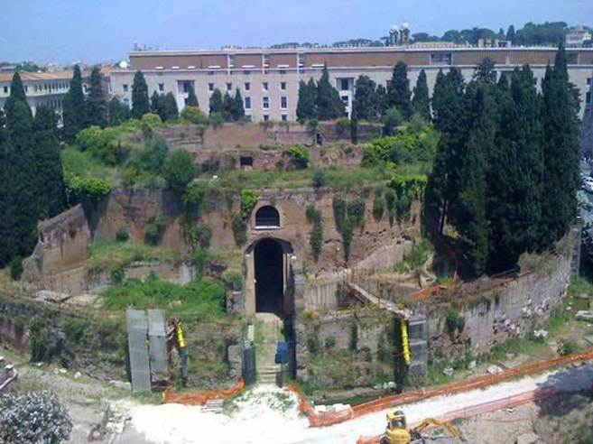 Vista general del Mausoleo de Augusto en el campo de Marte en Roma.
