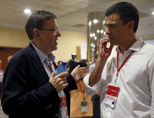 Ximo Puig conversa con Pedro Sánchez en los pasillos del último...
