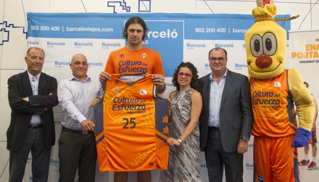 Kresimir Loncar junto a responsables y patrocinadores del Valencia...