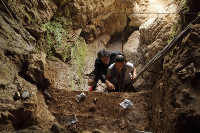 Tom Higham y una colaboradora escogiendo muestras de neandertales para...