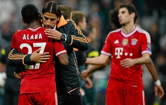 Khedira saluda a Alaba durante el Madrid-Bayern de la temporada...