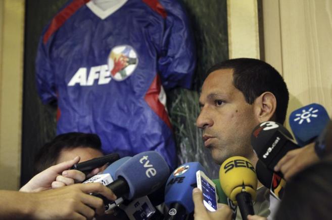 El capitan del Murcia, Jose Luis Acciari, atiende a los medios en la...