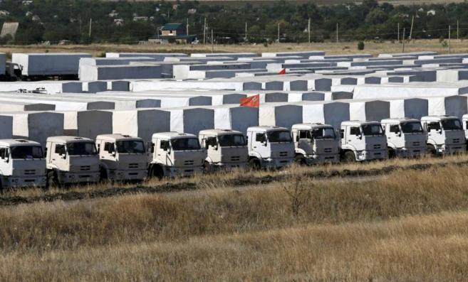 El convoy ruso con ayuda humanitaria, retenido cerca de la frontera.