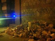 Escombros en la puerta de laJMD de Arganzuela