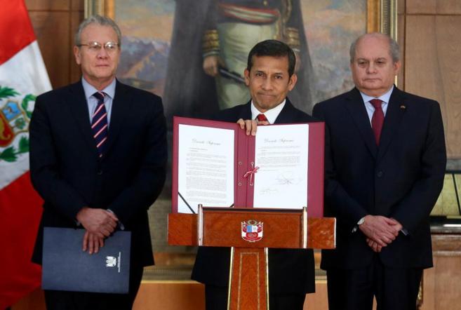 El presidente de Per, Ollanta Humala, muestra el documento que...