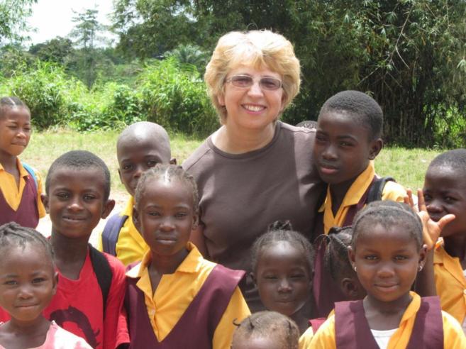 Nancy Writebol en uno de sus trabajos como misionera