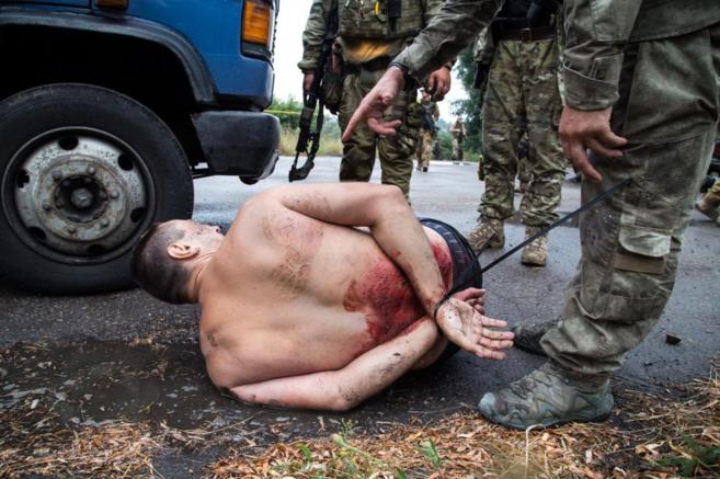 Fuerzas ucranianas detienen a un militante prorruso cerca de Lugansk.