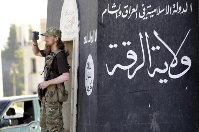 Un miliciano del IS hace una foto con el mvil a sus compaeros.