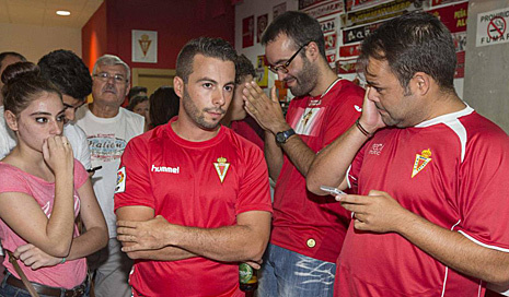 Aficionados del Murcia, consternados, tras conocer la decisin...